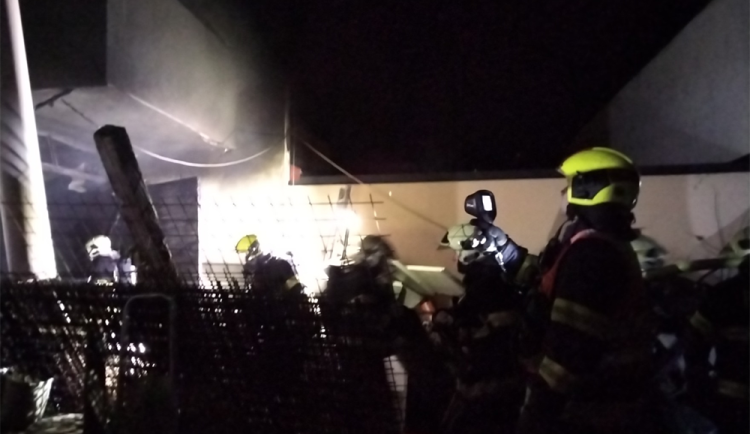 Požár poničil dům v Olomouci. Jednoho hasiče zranil elektrický proud