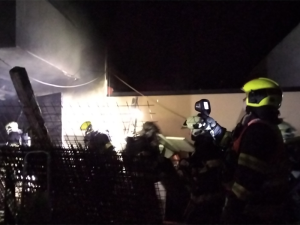 Požár poničil dům v Olomouci. Jednoho hasiče zranil elektrický proud