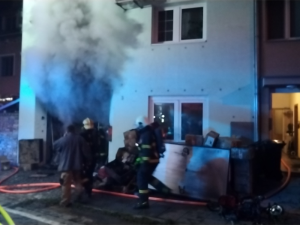 Požár poničil dům v Olomouci. Jednoho hasiče zranil elektrický proud