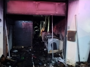 Požár poničil dům v Olomouci. Jednoho hasiče zranil elektrický proud