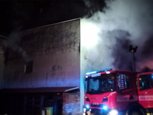 Požár poničil dům v Olomouci. Jednoho hasiče zranil elektrický proud