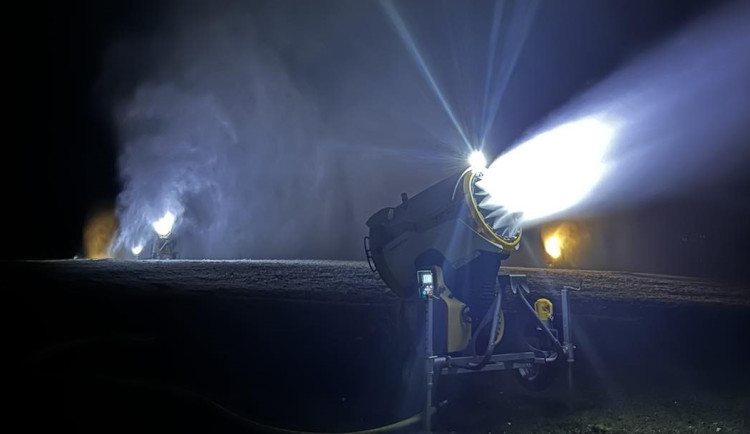 Lyžařská sezona se přiblížila. Hlubočky a Branná začaly zasněžovat, otevření nevylučují už příští týden