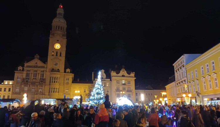 FOTO, VIDEO: Vánoce začaly. Prostějov otevřel kluziště a rozsvítil vánoční strom. Dostal jméno Standa