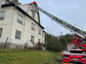 VIDEO: Na budovu školy v Jeseníku spadl mohutný strom, na místě zasahují hasiči
