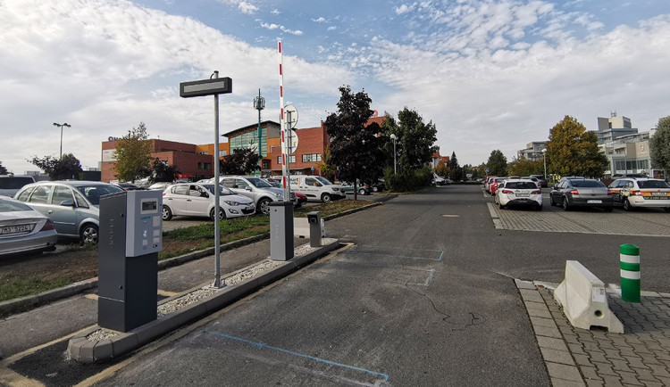 Na vjezdu a výjezdech z rozlehlého parkoviště u obchodního domu na okraji Olomouce jsou nově závory