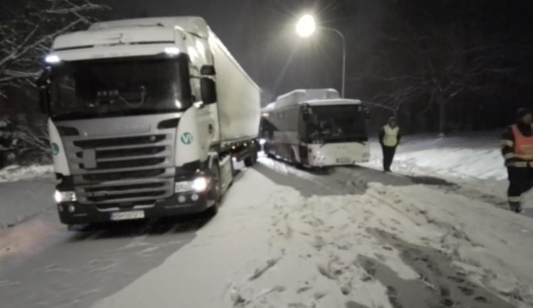 Sníh trápí řidiče na severu Olomouckého kraje. Na Jesenicku se střetl kamion s autobusem