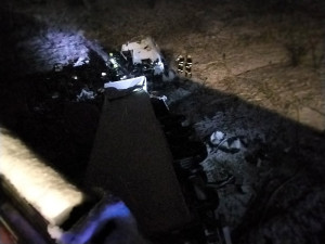 Na D1 u Hranic se zřítil kamion z mostu, řidič nehodu nepřežil