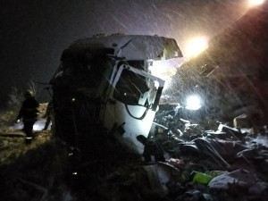 Na D1 u Hranic se zřítil kamion z mostu, řidič nehodu nepřežil