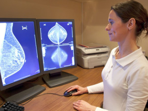 Každým rokem onemocní rakovinou prsu 7,5 tisíce žen. Samovyšetření nemusí nádor odhalit včas