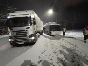 Sníh trápí řidiče na severu Olomouckého kraje. Na Jesenicku se střetl kamion s autobusem