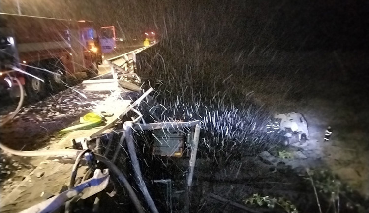 Na D1 u Hranic se zřítil kamion z mostu, řidič nehodu nepřežil