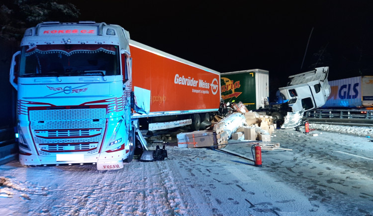 Noční hromadná nehoda na D1 stála život jednoho z řidičů kamionu. Lehce se zranil i zasahující policista