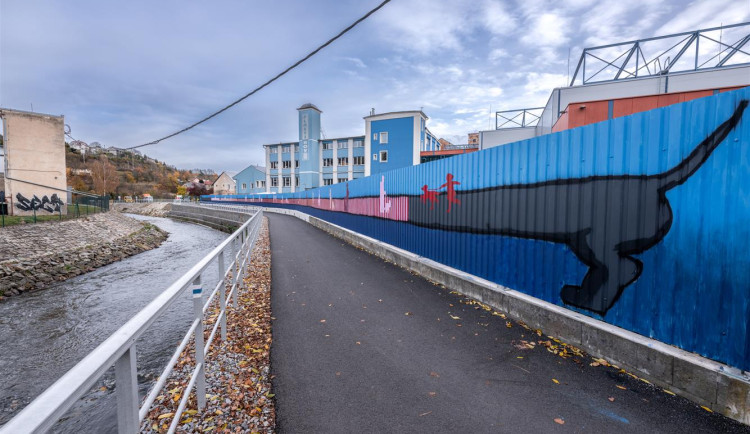 ANKETA: Nekonečný jezevčík, co mění barvy. Studenti v Jihlavě v mrazu namalovali další mural art