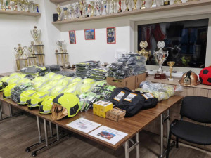 Olomoučtí dobrovolní hasiči dostali plyšáky, které budou rozdávat vystrašeným dětem při svých zásazích