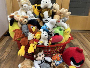 Olomoučtí dobrovolní hasiči dostali plyšáky, které budou rozdávat vystrašeným dětem při svých zásazích