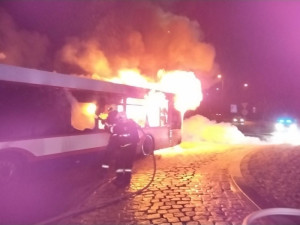 Požár sežehl autobus MHD na okraji Olomouce, hasiči zasahovali v dýchací technice