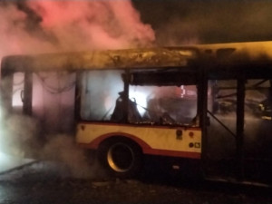 Požár sežehl autobus MHD na okraji Olomouce, hasiči zasahovali v dýchací technice