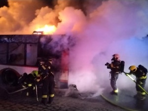 Požár sežehl autobus MHD na okraji Olomouce, hasiči zasahovali v dýchací technice