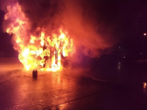 Požár sežehl autobus MHD na okraji Olomouce, hasiči zasahovali v dýchací technice