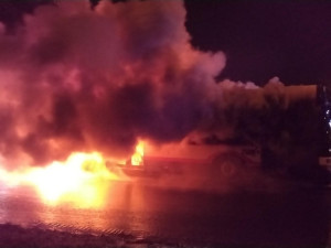 Požár sežehl autobus MHD na okraji Olomouce, hasiči zasahovali v dýchací technice