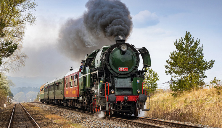 Vlaková souprava s parní lokomotivou Rosnička