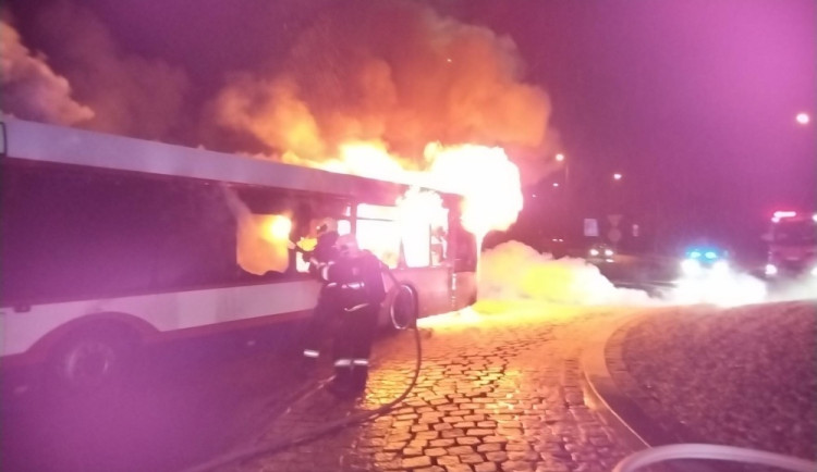 Požár sežehl autobus MHD na okraji Olomouce, hasiči zasahovali v dýchací technice