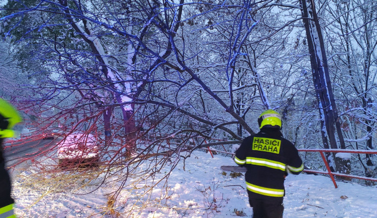 Nouzové přistání letadla a sněhové komplikace. Hasičům začal první adventní víkend