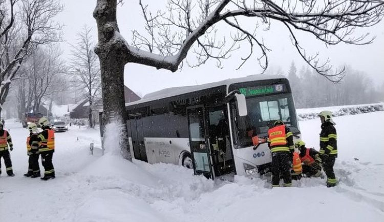 Sníh komplikuje dopravu v kraji. U Rejvízu a Kojetína havarovaly autobusy
