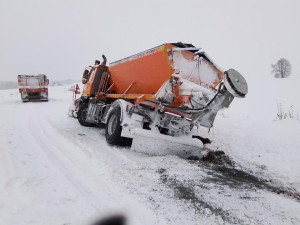 Kvůli sněhu jsou špatně sjízdné silnice zejména u Šternberka na Olomoucku, hlásí hasiči