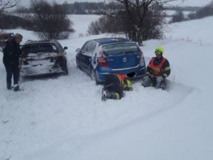 Kvůli sněhu jsou špatně sjízdné silnice zejména u Šternberka na Olomoucku, hlásí hasiči