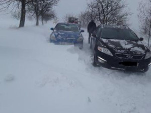 Kvůli sněhu jsou špatně sjízdné silnice zejména u Šternberka na Olomoucku, hlásí hasiči