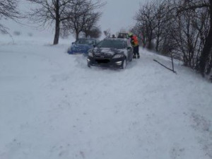 Kvůli sněhu jsou špatně sjízdné silnice zejména u Šternberka na Olomoucku, hlásí hasiči