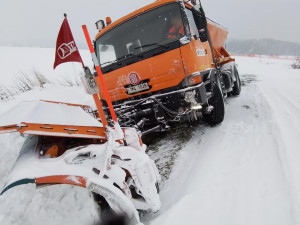Kvůli sněhu jsou špatně sjízdné silnice zejména u Šternberka na Olomoucku, hlásí hasiči