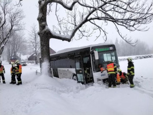 Sníh komplikuje dopravu v kraji. U Rejvízu a Kojetína havarovaly autobusy