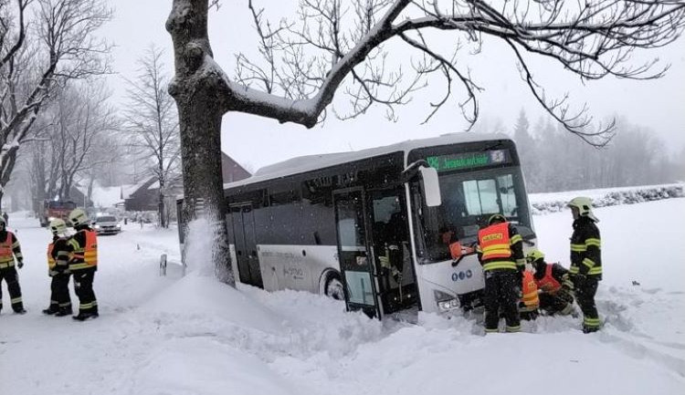 Kvůli sněhu jsou špatně sjízdné silnice zejména u Šternberka na Olomoucku, hlásí hasiči