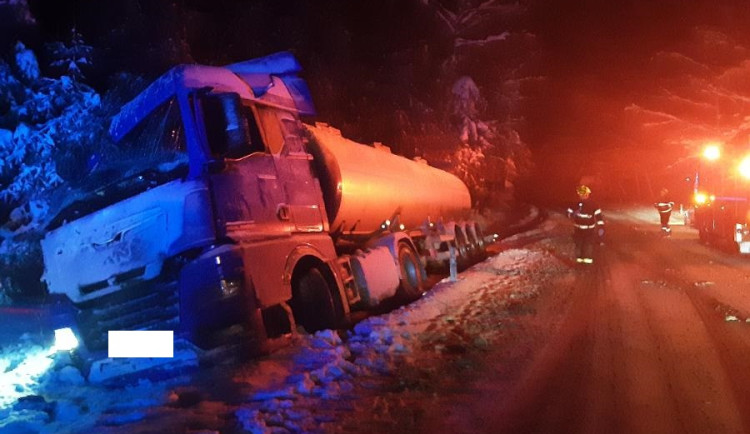 FOTO: Řidič s cisternou najel na krajnici a předkem narazil do stromů