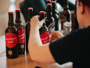 Charitativní ležák z Budvaru pomůže dobré věci. K dostání je na budějckých vánočních trzích