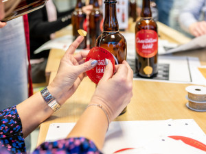 Charitativní ležák z Budvaru pomůže dobré věci. K dostání je na budějckých vánočních trzích