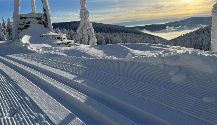 Do Jeseníků vyrazili běžkaři a rozjely se první vleky, jela i Hrubá Voda. Příští víkend se přidají další areály