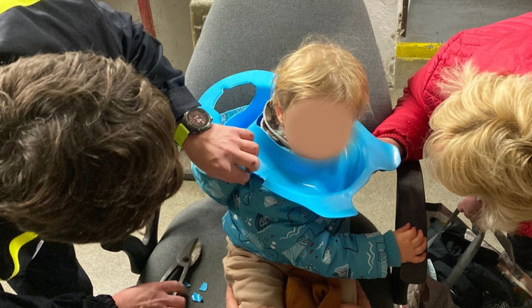 Dvouletý hoch strčil hlavu do dětského záchodu a nemohl ji vytáhnout. Zásah hasičů nesl velmi statečně