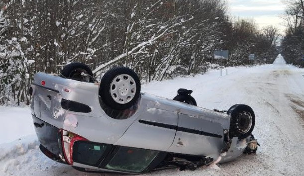 Řidič se svým autem skončil v příkopu, pak na střeše. Zdravotníci ho transportovali do nemocnice