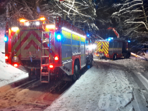 Kvůli sněhu hasiči vyjížděli v kraji padesátkrát. Některé silnice byly neprůjezdné až nedělního podvečera