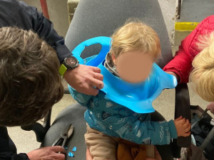 Dvouletý hoch strčil hlavu do dětského záchodu a nemohl ji vytáhnout. Zásah hasičů nesl velmi statečně