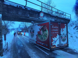 Nákladní auto vjelo pod železniční most u Čelechovic na Hané a urvalo korbu. Provoz na trati byl přerušen