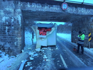 Nákladní auto vjelo pod železniční most u Čelechovic na Haní a urvalo korbu. Provoz na trati byl přerušen