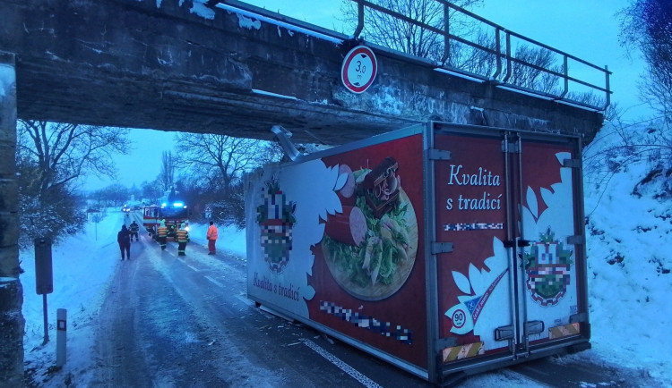 Nákladní auto vjelo pod železniční most u Čelechovic na Haní a urvalo korbu. Provoz na trati byl přerušen