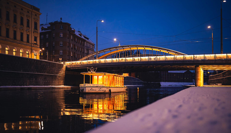 Magicky zasněžená náplavka v Olomouci zve na premiéru vánočních trhů i zimní výletní plavby
