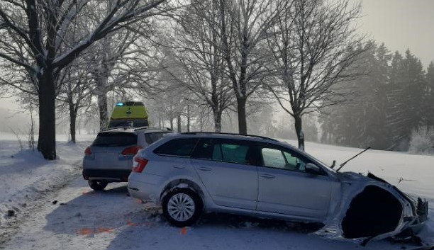 Řidič dostal v zatáčce smyk a narazil do auta v protisměru. Dva lidé se zranili, škoda je 400 tisíc korun