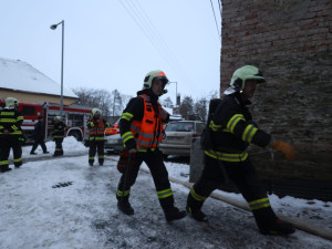 Od trámu v komíně začal hořet dům na Olomoucku. Škoda půjde do statisíců