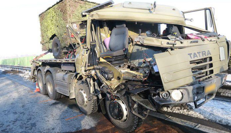 Šest hodin zavřená dálnice a škoda dva miliony. Šofér Tatry u Prostějova brzdil pozdě